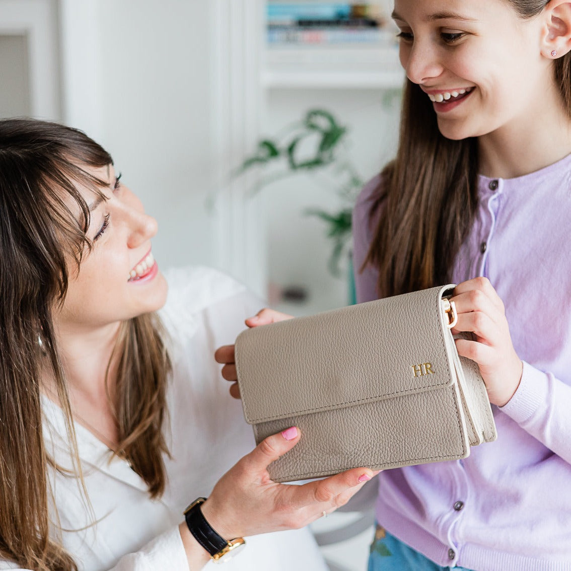 Laine Leather Crossbody Bag – OLIVIA AND GRAY LTD