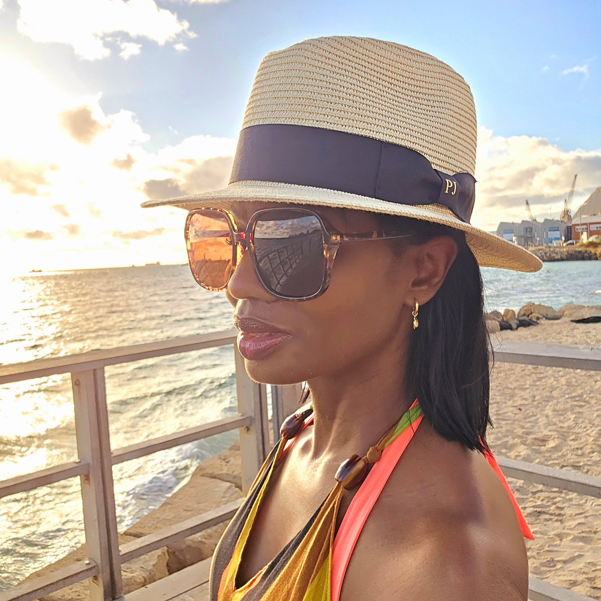 lady wearing beach hat at beach 